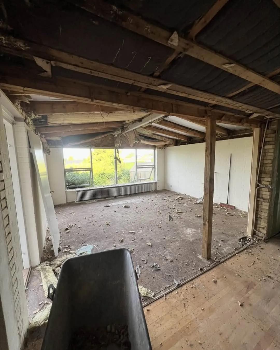Stue efter nedrivning af loft